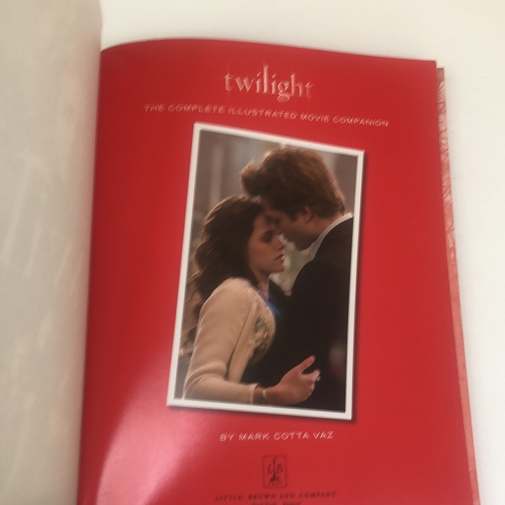 Twilight Illustrated Movie Companion Book - Picture 11 of 12